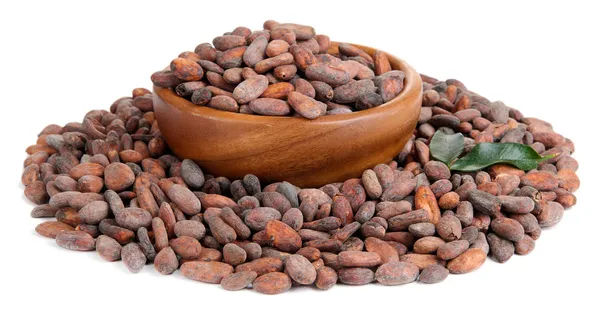 Cacaobonen in kom met bladeren, geïsoleerd op wit — Stockfoto