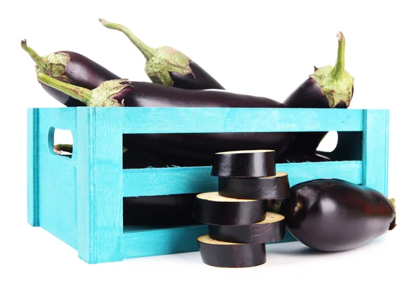 Aubergines fraîches dans une boîte en bois isolée sur blanc — Photo