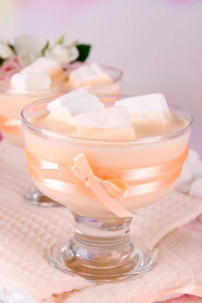 Läckra yoghurt med marshmallows, närbild — Stockfoto