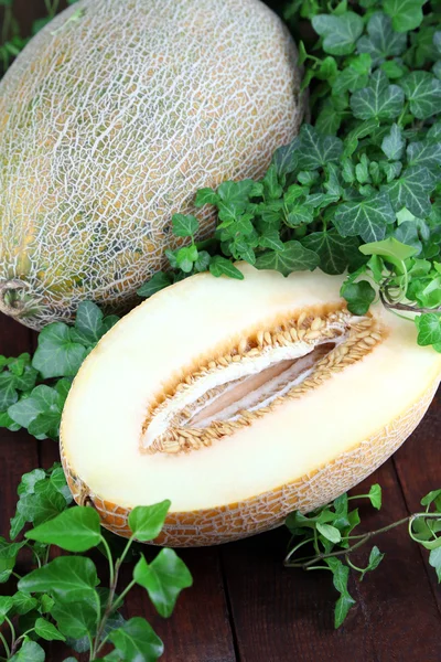 Rijpe meloenen op houten tafel close-up — Stockfoto