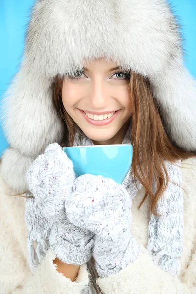 Bella ragazza con tazza isolata su bianco — Foto Stock