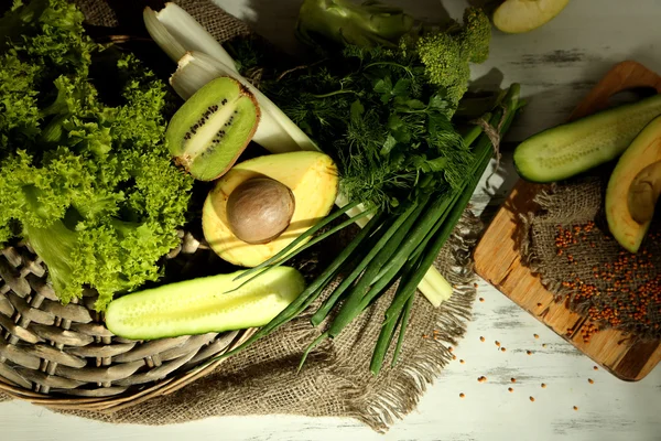 Φρέσκα πράσινα λαχανικά και φρούτα, σε ξύλινο φόντο — Φωτογραφία Αρχείου