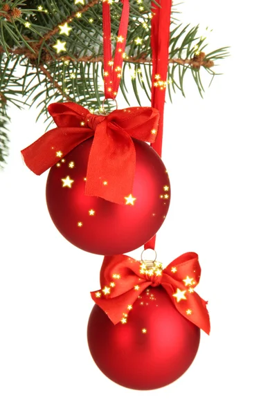 Kerstballen op fir boom, geïsoleerd op wit — Stockfoto