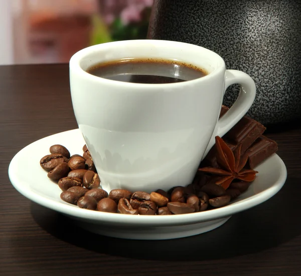 ถ้วยกาแฟ ตุรกี และถั่วกาแฟในคาเฟ่ — ภาพถ่ายสต็อก