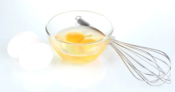 Corolla, mjöl och Knäckta ägg isolerad på vit — Stockfoto