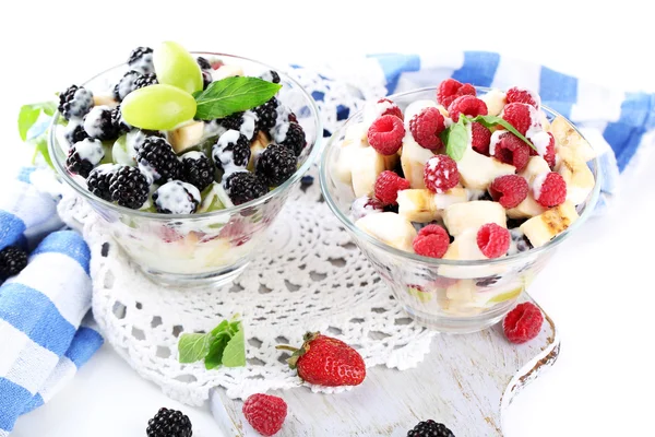 Salade de fruits dans des bols en verre, isolé sur blanc — Photo