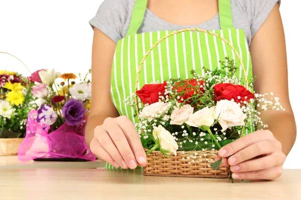 Florist makes flowers bouquet in wicker basket — Stock Photo, Image