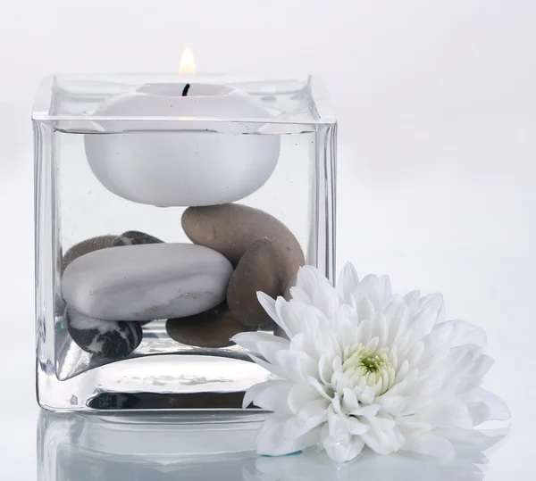 Vase décoratif avec bougie, eau et pierres isolées sur blanc — Photo