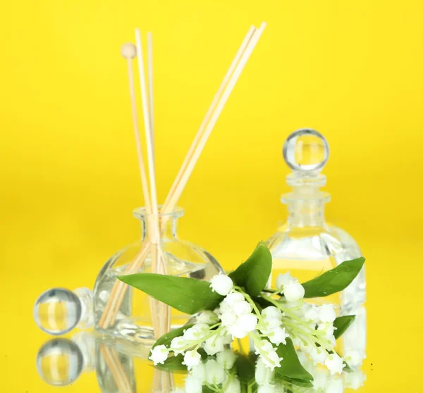 Paus aromáticos para casa com aroma floral sobre fundo azul — Fotografia de Stock