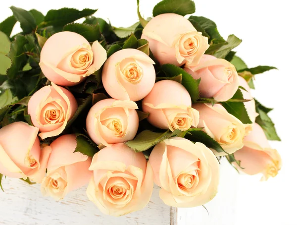 Όμορφο μπουκέτο από τριαντάφυλλα σε ξύλινα κιβώτιο, που απομονώνονται σε λευκό — Φωτογραφία Αρχείου