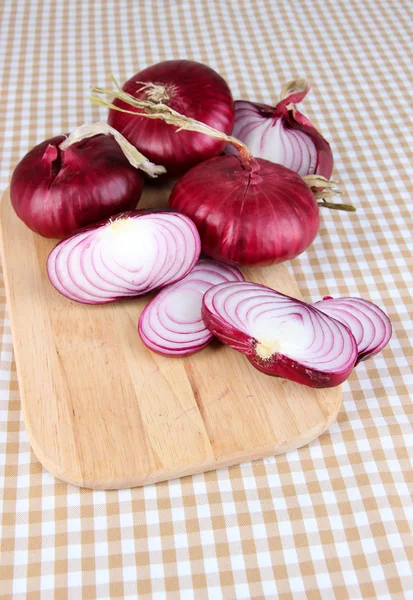 Oignons rouges frais sur la table — Photo