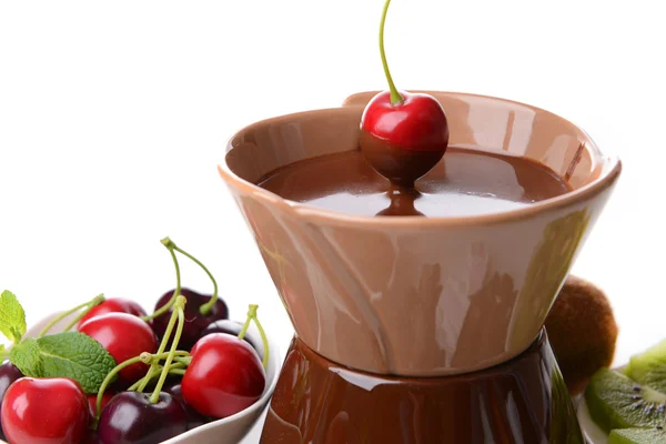 Chocolade fondue met gesneden fruit, geïsoleerd op wit — Stockfoto