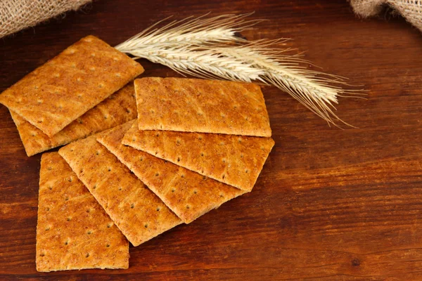 Deliziosi cracker con punte su sfondo di legno — Foto Stock