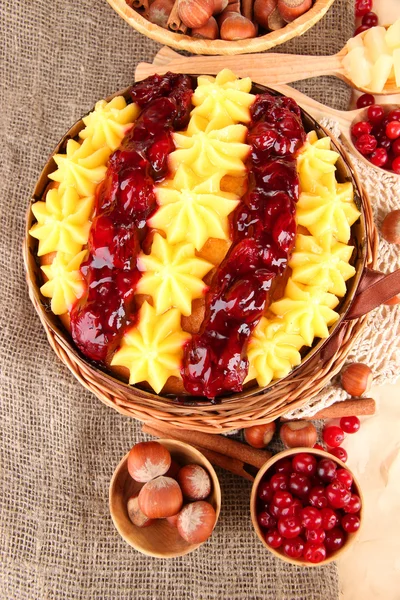 Вкусный фруктовый домашний пирог с ягодами и орехами, на коричневом фоне — стоковое фото
