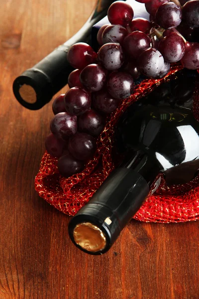 Geschenkdozen met wijnen op houten tafel close-up — Stockfoto