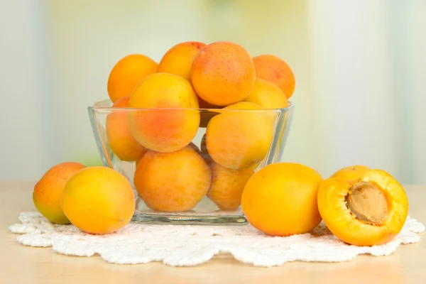 Fresh natural apricot in bowl on table in kitchen — Stock Photo, Image