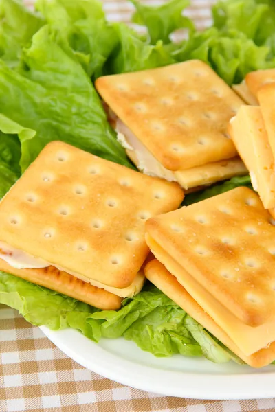 Bolachas de sanduíche com queijo de perto — Fotografia de Stock