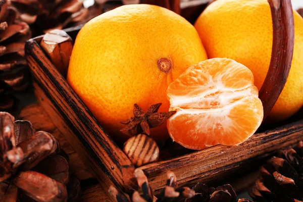 Christmas tangerines in basket close-up — Stock Photo, Image