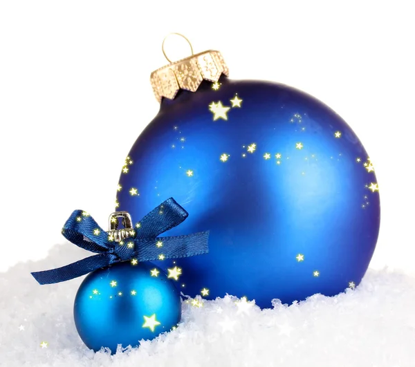 Belles boules de Noël bleues sur neige, isolées sur blanc — Photo