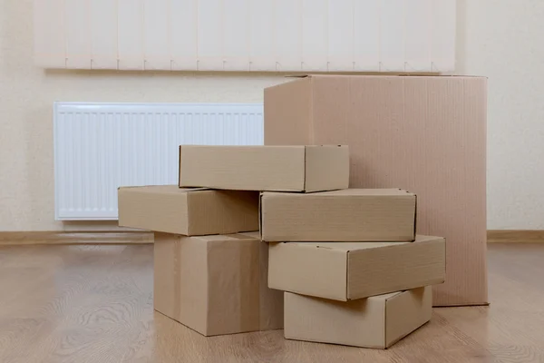 Habitación vacía con pila de cajas de cartón: concepto de casa móvil —  Fotos de Stock