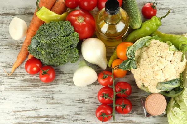 Verduras frescas en canasta sobre mesa de madera de cerca —  Fotos de Stock