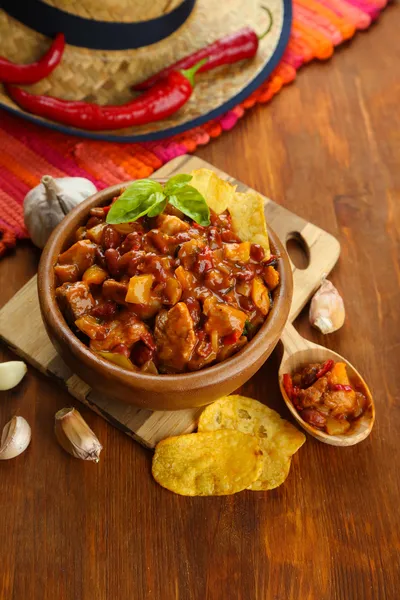 Chili Corn Carne - nourriture traditionnelle mexicaine, dans un bol en bois, sur une serviette, sur un fond en bois — Photo