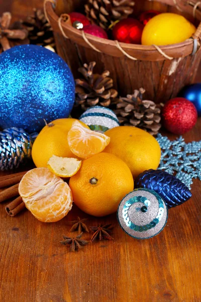 Χριστούγεννα tangerines και χριστουγεννιάτ σε κοντινό πλάνο ξύλινο τραπέζι — Φωτογραφία Αρχείου
