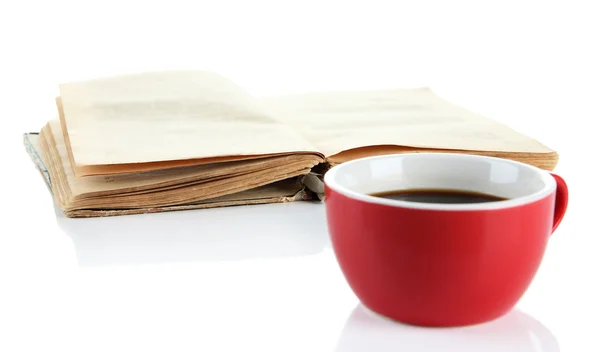 Tasse Kaffee und Buch isoliert auf weiß — Stockfoto