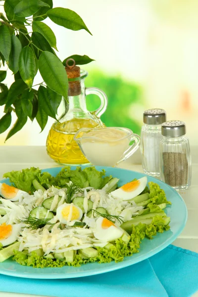 Délicieuse salade avec œufs, chou et concombres sur la table — Photo