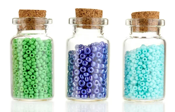 Malé láhve plné s barevnými korálky, izolované na bílém — Stock fotografie