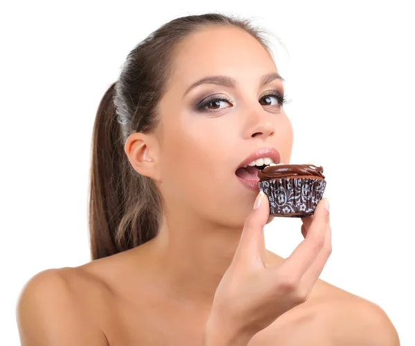 Retrato de hermosa joven con cupcake de chocolate aislado en blanco — Foto de Stock