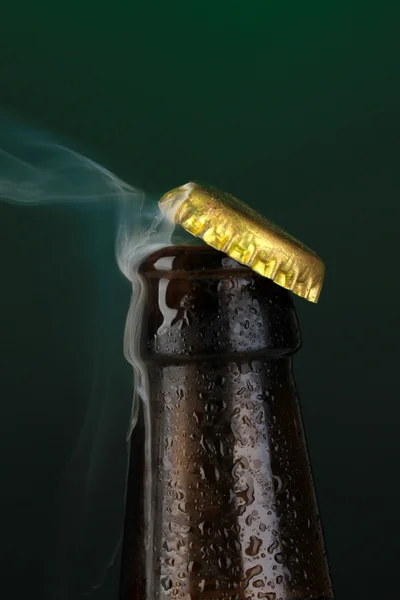 गडद पार्श्वभूमीवर खुल्या ओले बिअर बाटली शीर्ष — स्टॉक फोटो, इमेज