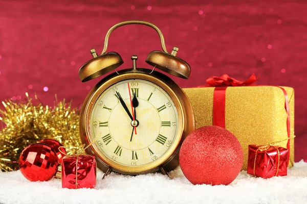 Samenstelling van klok en Kerst decoraties op lichte achtergrond — Stockfoto