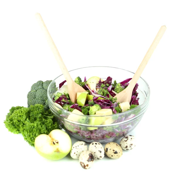 Salada de legumes frescos em tigela isolada em branco — Fotografia de Stock