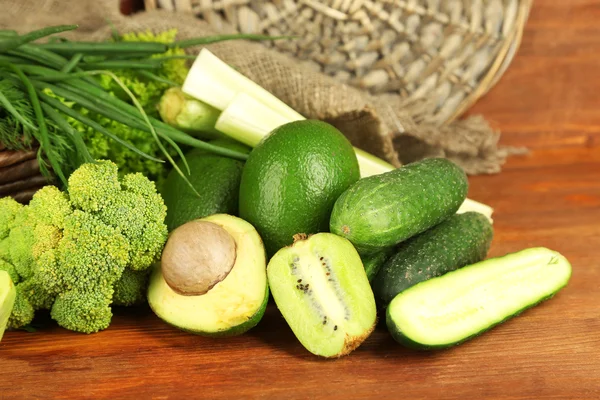 Verduras y frutas verdes frescas, sobre fondo de madera —  Fotos de Stock