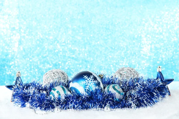 Composizione delle decorazioni natalizie su sfondo azzurro — Foto Stock