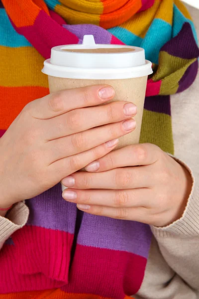 Bebida caliente en taza de papel en las manos de cerca — Foto de Stock