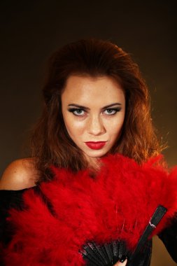 koyu arka plan üzerinde Halloween cadı