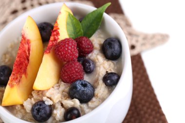 yulaf ezmesi Kupası beyaz izole peçete üzerinde çilek ile