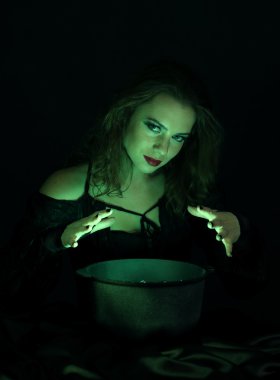 siyah arka plan üzerinde Halloween cadı