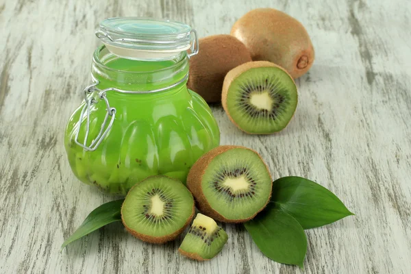 Pot voor jam kiwi op houten tafel close-up — Stockfoto