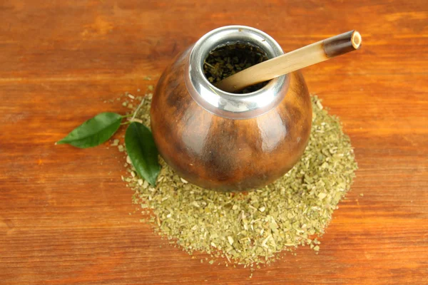 Kalebas en bombilla met yerba mate op houten achtergrond — Stockfoto