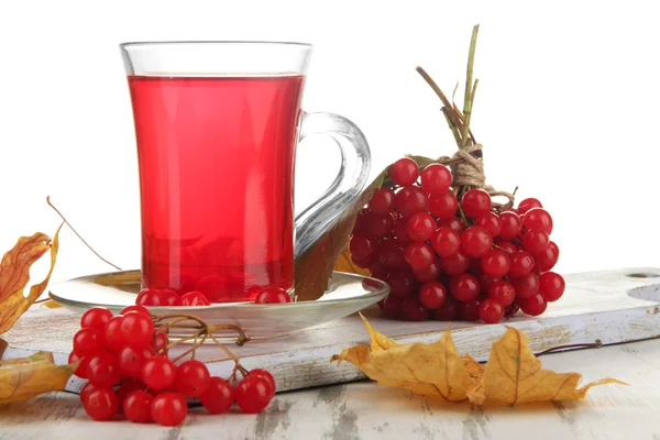 Bacche rosse di viburno e tazza di tè sul tavolo su sfondo bianco — Foto Stock