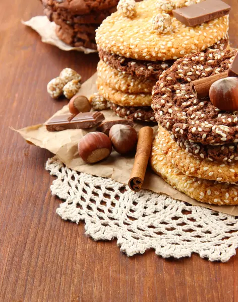 Hausgemachte Kekse mit Sesam, Schokolade, auf Serviette, auf Holzgrund — Stockfoto