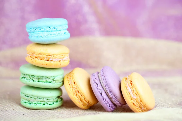 Macarrones sobre fondo de tela — Foto de Stock