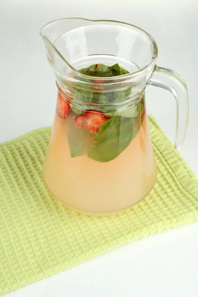 Limonada de manjericão com morango, isolada sobre branco — Fotografia de Stock