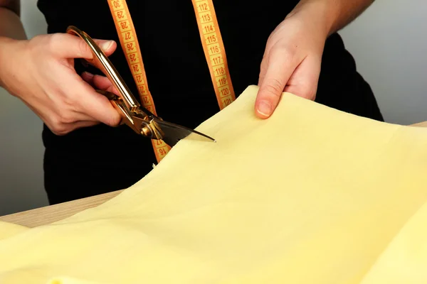 Cutting fabric with tailors scissors — Stock Photo, Image