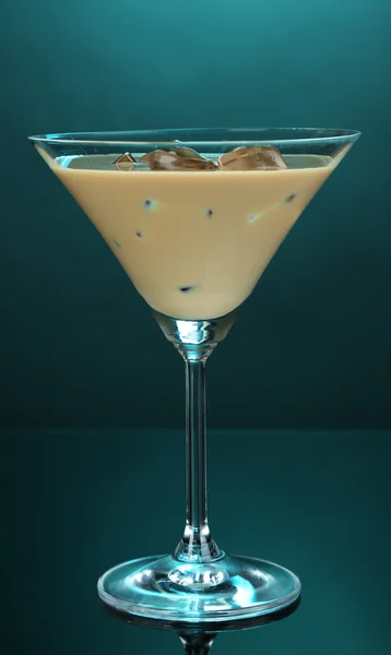 Baileys likør i glass på blå bakgrunn – stockfoto