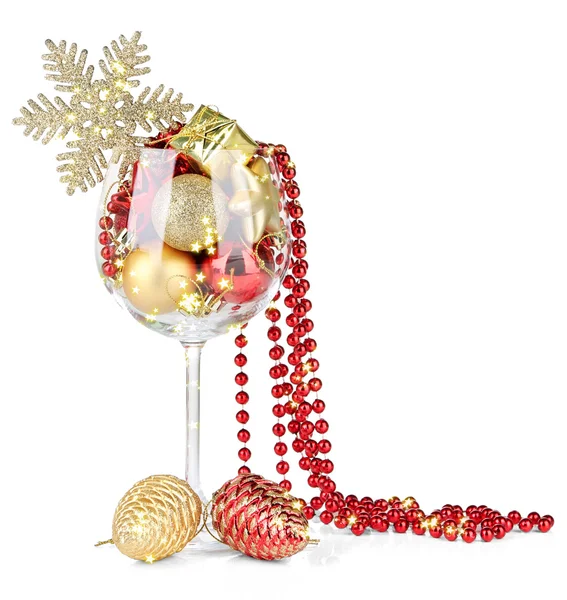 Ποτήρι κρασί που γεμίζουν με τις διακοσμήσεις Χριστουγέννων, που απομονώνονται σε λευκό — Φωτογραφία Αρχείου