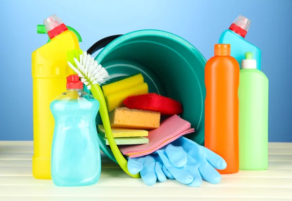 Elemente de curățare în găleată pe fundal color — Fotografie, imagine de stoc